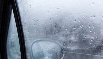 Zahmlievajú sa vám okná v aute? Toto vám rýchlo a účinne pomôže