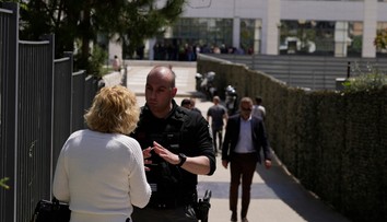 FOTO: Streľba v centre Atén. Polícia pátra po podozrivom 89-ročnom mužovi
