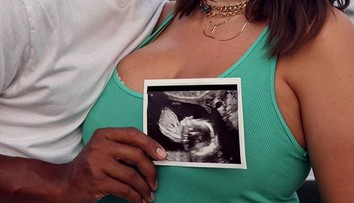 Slávna modelka je tehotná. Šťastnú novinku oznámila vtipným spôsobom