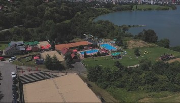 Krásny výhľad, športoviská, bazény a grilované špeciality. Koľko zaplatí rodina na kúpalisku nad Zvolenom?