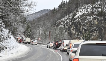 Silný vietor aj padajúce skaly. Cestári upozorňujú na riziká na niektorých úsekoch