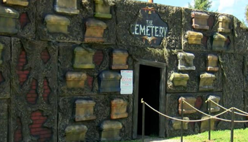 Pracovník domu hrôzy chcel vystrašiť chlapca. Bodol ho do nohy v domnienke, že ide o atrapu noža