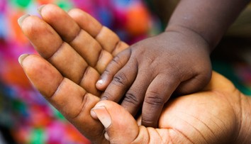 Žena sa snažila zmeniť farbu pleti jej detí. Namiesto toho im krém, ktorý použila, zjazvil telá