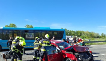 FOTO: Veľká nehoda autobusu a áut pri Piešťanoch. Hlásia zranených, na mieste zasahujú všetky zložky