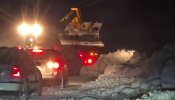 VIDEO: Stráne pod Tatrami sú odrezané od sveta. Niektorí vodiči boli v autách uväznení osem hodín