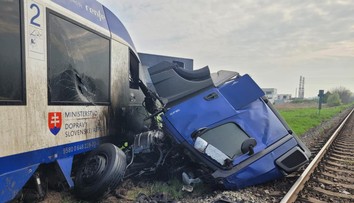 VIDEO: Kamión roztrhnutý na kusy a zničený vlak. Takto vyzerá miesto tragickej nehody