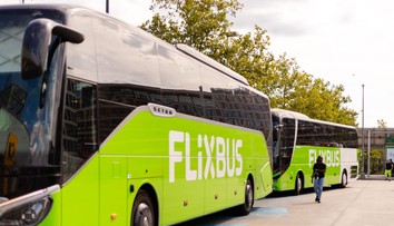 Mladík si chcel len kúpiť pitie. Autobus mu zrazu odišiel, mal v ňom lieky aj mobil