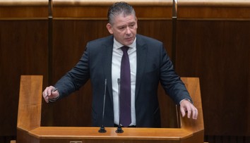 Ustál aj ôsme odvolávanie. Roman Mikulec zostáva vo funkcii ministra vnútra