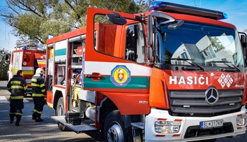 Hasičom sa konečne podarilo uhasiť požiar skládky v areáli bývalého družstva vo Vojanoch