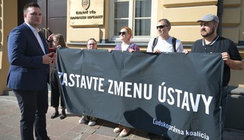 Toto je zdrvujúca správa, tvrdí Amnesty International o ústavnej novele