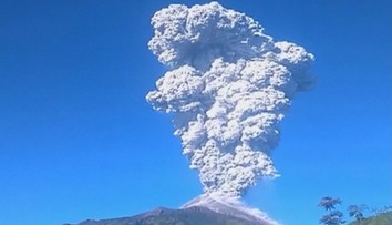 Sopka Merapi sa opäť prebudila. Vychrlila popol do výšky 6 000 metrov
