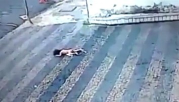 Dvojročné dievčatko vypadlo z okna. A stal sa zázrak