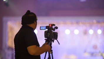 Kritizovaný poplatok sa netýka len influencerov. Spozornieť by mali napríklad aj kameramani či kaviarne