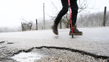 Pošmykol sa, spadol a dostal 24-tisíc eur. Starší muž zarobil na svojej bolesti