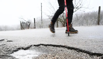 Pošmykol sa, spadol a dostal 24-tisíc eur. Starší muž zarobil na svojej bolesti