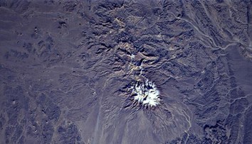 Obrovská sopka, ktorá bola státisíce rokov nečinná, sa prebúdza. Vedci zaznamenali niekoľko varovných signálov