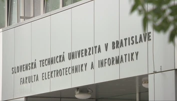 Prómocie mali mať bez rodiny. Univerzita teraz prišla s kompromisom