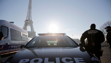 Ozbrojená lúpež v známom parížskom klenotníctve. Muž na kolobežke ukradol šperky za milióny eur