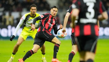 Divoká remíza v Nemecku, v nadstavenom čase padli dva góly. Prehru odvrátil žolík z lavičky