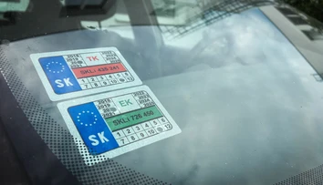 Nálepky technickej a emisnej kontroly už mali byť minulosťou. Tu je nový dátum, kedy ich zrušia