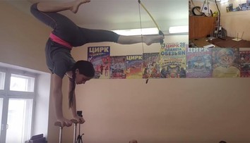 Len 12-ročná Ruska má nevídaný talent. Stojí na rukách a nohami strieľa z luku