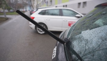 Zničené autá, zlomené stierače a škrabance na kapote. Policajti hľadajú vandala zo západu Slovenska