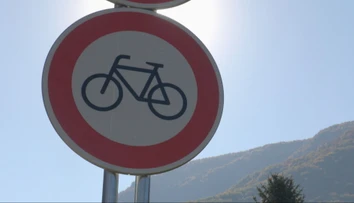 Bicykel si musia zbaliť do auta a prejsť do vedľajšej obce. Jazda na vynovenej ceste by bola nebezpečná