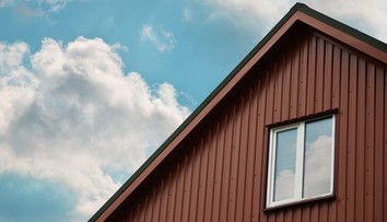 Žena si myslela, že v jej podkroví straší. Pravda bola oveľa desivejšia – niekto tam tajne žil