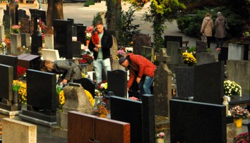 Atmosféra, ktorá sa opakuje len raz do roka. Takto si ľudia po celom Slovensku pripomínali zosnulých