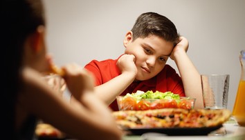 Chlapec dvakrát zavolal na políciu, lebo ho opatrovateľ nútil zjesť šalát