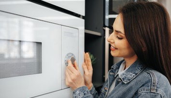 Mikrovlnka oslavuje 80 rokov, vďaka náhode sa dostala do každej kuchyne. Expert vysvetľuje, prečo sa jej netreba báť