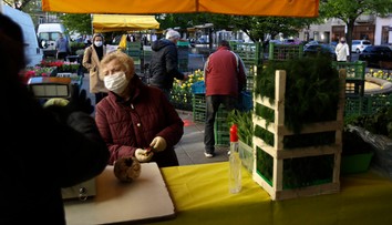 Od pondelka môžu fungovať trhoviská, musia regulovať vstup