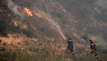 FOTO: Dovolenkový raj zachvátil požiar. Obrovské plamene hnali stovky turistov do mora