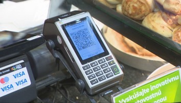 Kartou, hotovosťou a už aj cez QR kód. Boli sme si vyskúšať nový spôsob platby v predajniach