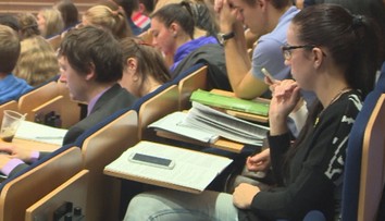 Nezamestnaným vysokoškolákom chce štát zaplatiť preškolenie