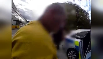 VIDEO: Nahého muža pri detskom ihrisku si všimli deti. Polícia bola na mieste do piatich minút