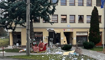 Obcou na západnom Slovensku otriasol obrovský výbuch. Zlodeji si vzali na mušku bankomat pri obecnom úrade