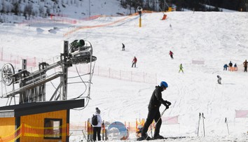 Pred lyžovačkou nezabudnite na cestovné poistenie. Odborník upozorňuje na prípady, keď môže poisťovňa plnenie zamietnuť