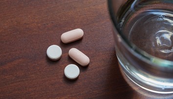 Čím zapíjate lieky? Čaj či džús môžu zmeniť ich účinok