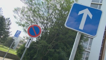 Namiesto pomoci značky ľudí mätú. Pred levickou nemocnicou to vyzerá ako na detskom ihrisku