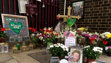 Rok od tragického požiaru v Londýne: 72 ľudí zomrelo, pozostalí čakajú na spravodlivosť