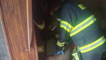 Inšpektori prišli na základe anonymného podnetu preveriť stav psa. V studni sa im naskytol smutný pohľad