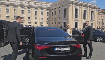 Rezort kultúry kupuje auto za 158-tisíc. Podľa Matoviča ide o limuzínu, ktorou sa Šimkovičová vozila vo Vatikáne
