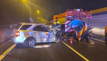 Vážna nehoda na D2. Mladý vodič narazil do odstaveného vozíka, kolóny by mali pretrvávať do večera