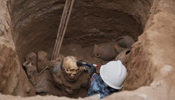 FOTO+VIDEO: Na hrobku narazili úplnou náhodou. Robotníci v Peru vykopali 1000 rokov starú múmiu