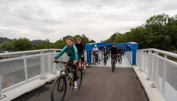 Slovensko a Česko spojil 120-kilometrový cyklookruh. Vedie popri hradoch aj prírodných atrakciách