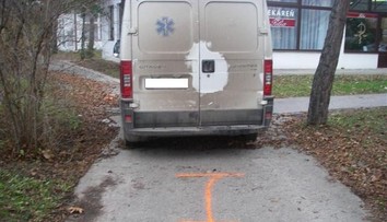 Otec pri cúvaní nešťastnou náhodou zrazil vlastné dieťa (†2)