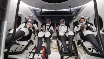 Vesmírna kapsula Crew Dragon so štyrmi astronautmi úspešne pristála na Zemi