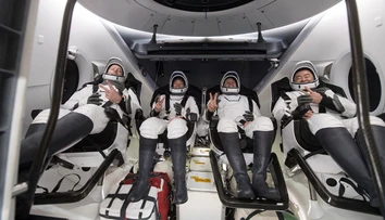 Vesmírna kapsula Crew Dragon so štyrmi astronautmi úspešne pristála na Zemi