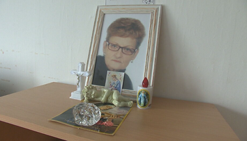 Muž si prišiel po urnu s popolom mŕtvej manželky, niekto ho však predbehol. O popol sa teraz sporia